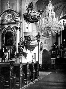 Interiér kostela, vlevo boční oltář, kazatelna a lustr
