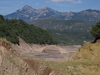 Manoli-Brücke bei Niedrigwasser des Agrafiotis und Kremasta-Sees