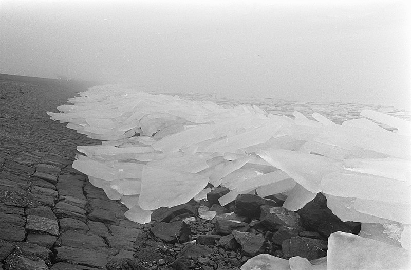 File:Kruiend ijs bij Afsluitdijk, Bestanddeelnr 921-9628.jpg