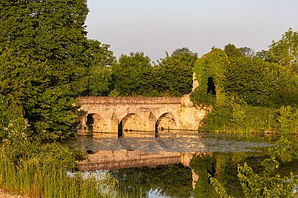 Ponte do castelo de Kakesbeck na aldeia de Bechtrup em Lüdinghausen, Renânia do Norte-Vestfália, Alemanha. O Castelo de Kakesbeck é o mais antigo dos três castelos com fosso sobreviventes em Lüdinghausen, no distrito de Coesfeld. Fica a cinco quilômetros ao norte do centro da cidade. Uma visita externa é possível a qualquer momento, mas uma visita interna ao complexo do castelo deve ser agendada com antecedência. (definição 6 568 × 4 379)