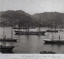 La frégate La Guerrière commandée par l'amiral Roze en 1865 dans la baie de Nagasaki.