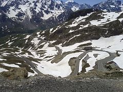 Vue plus bas sur le monument en hommage à Henri Desgranges et le chalet du Galibier.