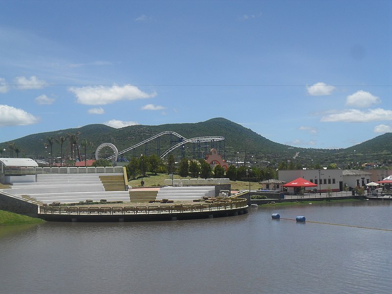 File:Laguna del parque bicentenario - panoramio.jpg