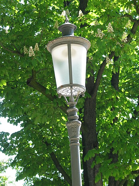 File:Lampadaire jardin palais ducal parme.JPG