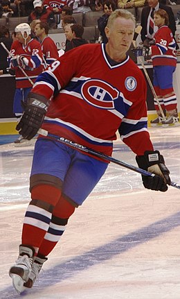 Photographie de Larry Robinson avec le maillot rouge des Canadiens de Montréal, sans casque, avant un match de hockey