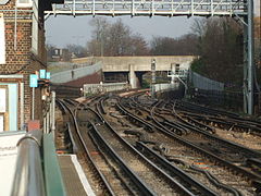 Leytonstone junction ten noorden van het station, met boven de sporen naar Epping en afdalend die naar de tunnel richting Hainault.