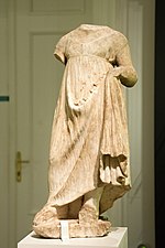 Мармурова скульптура дівчинки в плісированому хітоні, II століття до н.е. Палац Кінскі, Прага