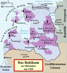 Farbige Grafikkarte des Baltikums aus dem Mittelalter mit seinen angrenzenden Ländern. Alle Bistümer und Bischofssitze sind farblich oder mit einem Kreuz markiert. Auch wichtige Schlachten in und um das Baltikum sind mit zwei sich kreuzenden Schwertern und der Jahreszahl markiert.