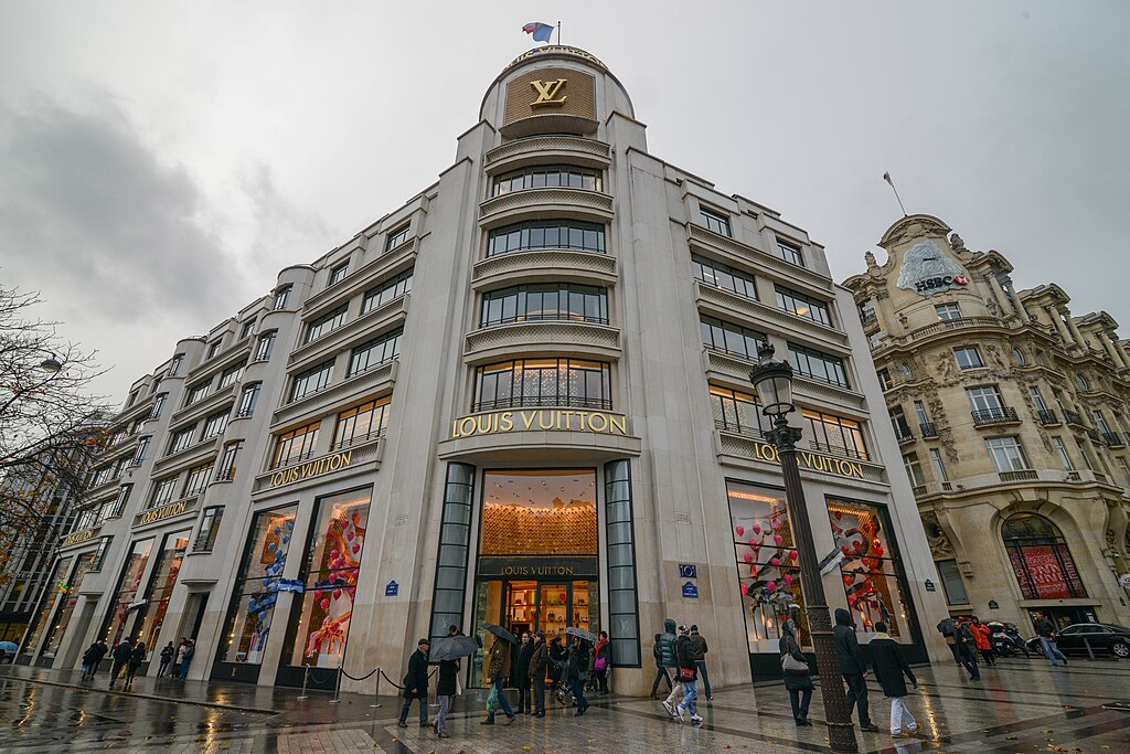 Louis Vuitton Store On Champselysées In Paris Stock Photo - Download Image  Now - Moet Hennessy Louis Vuitton, Avenue des Champs-Elysees, Champs-Elysees  Quarter - iStock