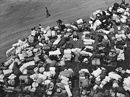 Les bagages des Américains d'origine japonaise de la côte ouest, dans un centre d'accueil de fortune situé sur une piste de course.
