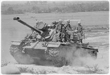 M48 mit aufgesessenen US Marines in Vietnam, 1966