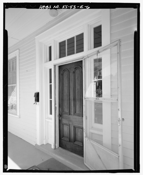 File:MAIN DOOR ON SOUTH ELEVATION, LOOKING NORTHWEST - Fort Leavenworth, Building No. 16, 24 Sumner Place, Leavenworth, Leavenworth County, KS HABS KANS,52-LEAV,1-E-6.tif