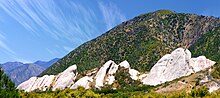 Situado en la carretera 138 y el cruce de la Interestatal 15, las rocas mormones son la evidencia visual de la falla de San Andrés que yace bajo la superficie de California