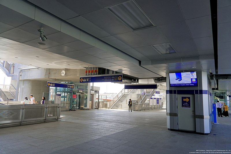 File:MRT Sirindhorn - Ticket office area.jpg