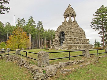 Memorial Ossuary Mačkov kamen is a memorial monument, which stands at a height of 923 m. The remains of fallen soldiers from the First World War are stored inside Fotografia: ZoranCvetkovic CC-BY-SA-3.0