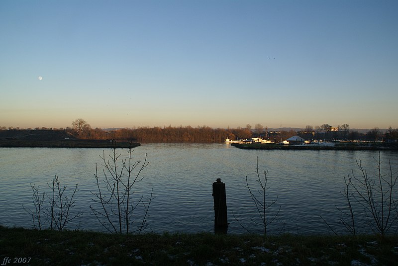 File:Maas en Kanaal Ternaaien.jpg