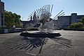 Skulptur Lebenskraft im Jahr 2020 (Türme des Mainzer Doms im Bild hinter der Skulptur)