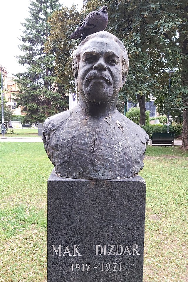 Steinerne Büste von Mak Dizdar in einem Park, mit Bäumen im Hintergrund