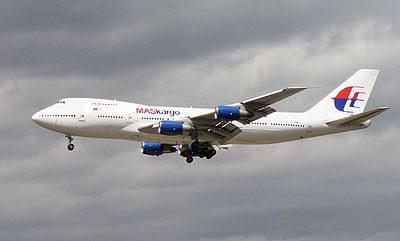 מטוס בואינג 200–747SF השייך למלזיה איירליינס. זהו מטוס נוסעים אשר עבר הסבה לשמש כמטוס מטען.