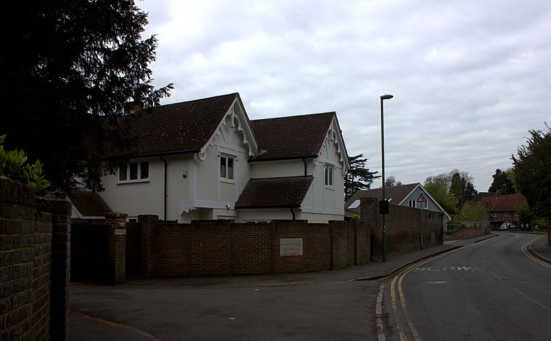 File:Manor House Court, Old Shepperton (geograph 5360215).jpg