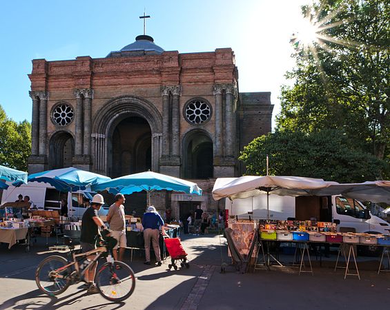 English: Sunday morning market around Saint-Aubin church in Toulouse. Français : Le marché du dimanche matin autour de l'église Saint-Aubin de Toulouse.