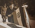 Мајор Сарајева, Мустафа Софтић, носи заставу НДХ, 1943. година.