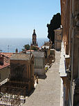 Le clocher de la basilique Saint-Michel de Menton vu du cimetière de la Montée du Souvenir.