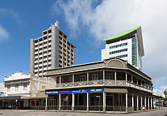 Bank Rizab Fiji (bangunan tinggi di bahagian kiri) di Suva