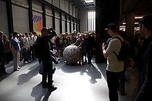 Michelangelo Pistoletto lanza una bola gigante de periódicos por las calles de Londres el 23 de mayo de 2009.