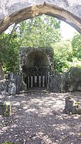 Mihrab of a mosque, Songo Mnara.jpg