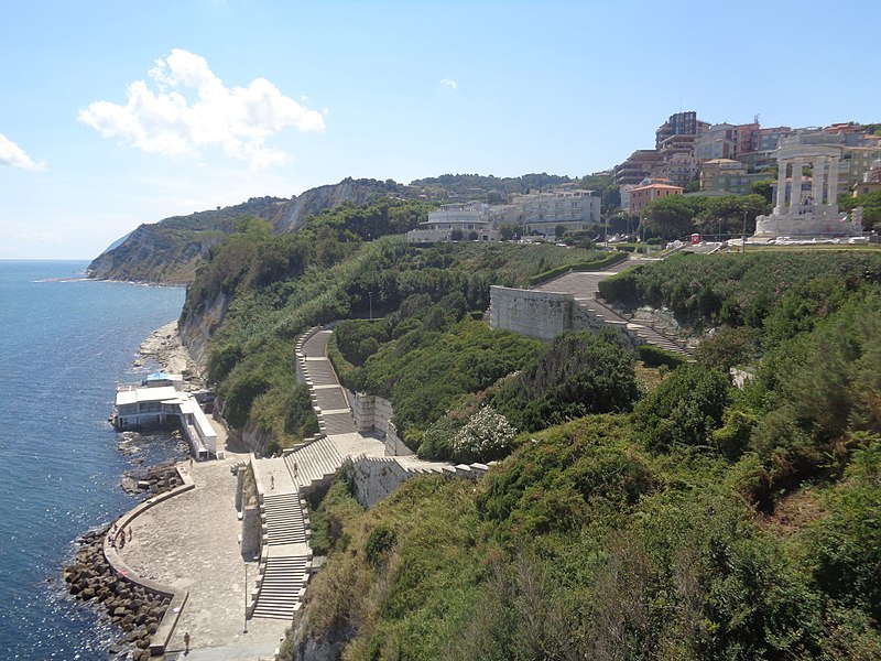 File:Monumento ai Caduti - Ancona 6.jpg