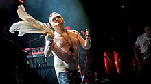 https://upload.wikimedia.org/wikipedia/commons/thumb/3/3a/Morrissey_-_Royal_Albert_Hall_-_Wednesday_7th_March_2018_MozRAH070318-45_%2840726127751%29.jpg/220px-Morrissey_-_Royal_Albert_Hall_-_Wednesday_7th_March_2018_MozRAH070318-45_%2840726127751%29.jpg