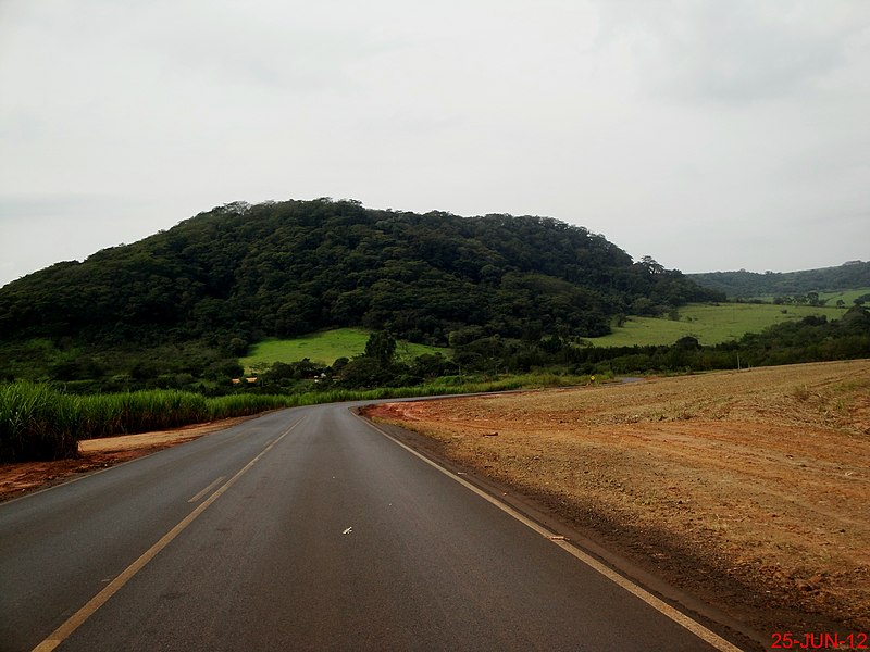 File:Morro da Cabaceira na rodovia vicinal do Bairro da Cabaceiras em Américo Brasiliense - panoramio.jpg