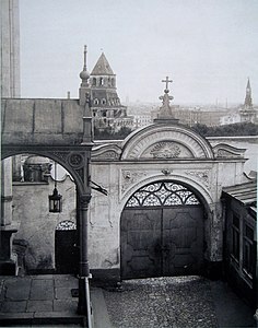 Вид на Святые ворота со двора (слева вход в церковь Св.Екатерины), около 1915 года