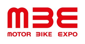 Motor Bike Expo (it), logo « MBE », où le même glyphe se répète dans trois orientations.