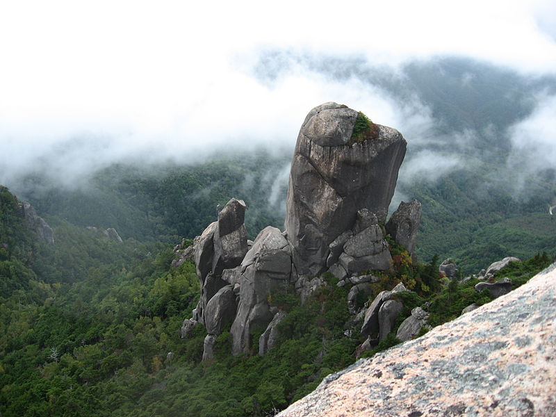 File:Mt.Mizugaki Oyasuri-iwa 02.jpg