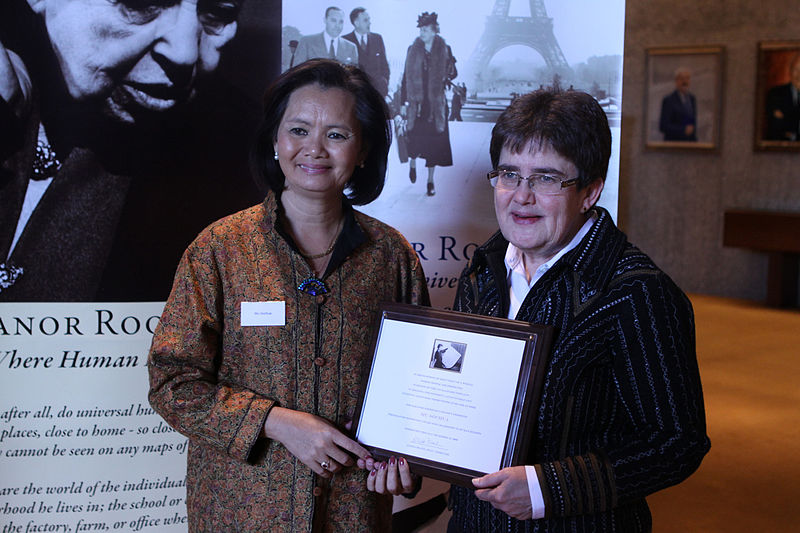 File:Mu Sochua Receives the Eleanor Roosevelt Award.jpg