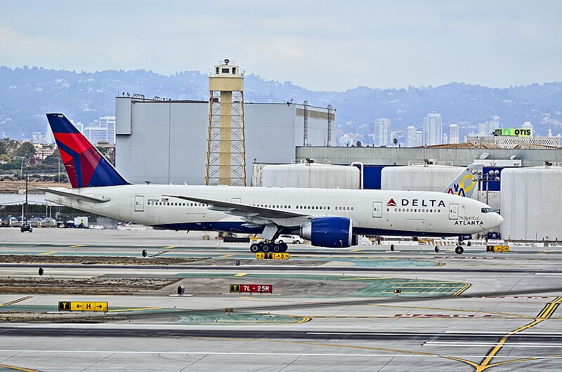 File:N702DN Delta Air Lines Boeing 777-232-LR - 7102 (cn 29741-704) 'The Spirit of Atlanta' (8149914431).jpg