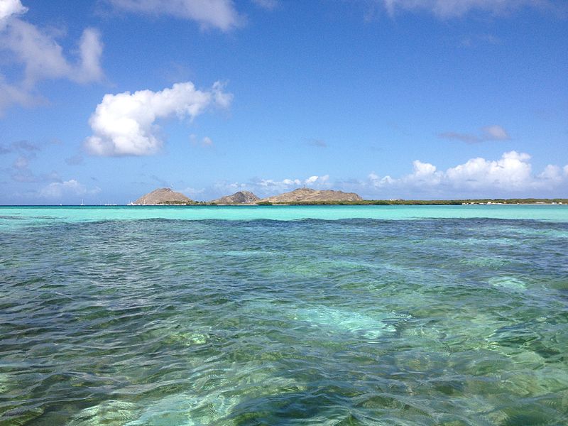 File:Navegando por los cayos de Los Roques.JPG