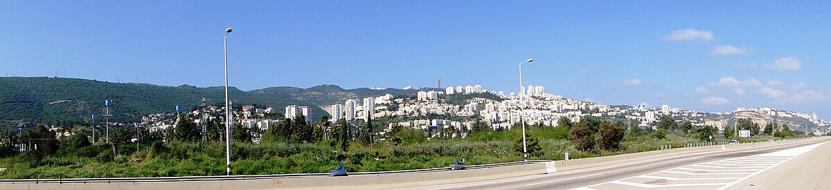 העיר נשר על שכונותיה, מבט לכוון דרום מכביש 75. ברקע על הר הכרמל מגדל אוניברסיטת חיפה