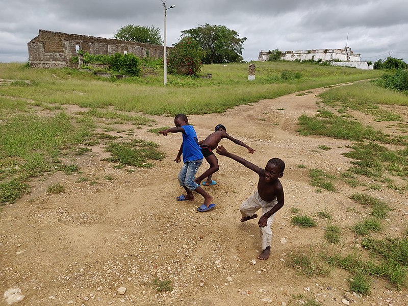 File:Niños poblado Angola.jpg
