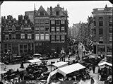 Nieuwmarkt 19-27 (v.l.n.r.). Gezien vanaf de Waag. Rechts: ingang Sint Antoniesbreestraat; 1890.