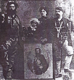 Войводата Тане Николов и Никола Сиин със съпругата и дъщеря си Цвета (убита като партизанка през 1949 година), 1908 година