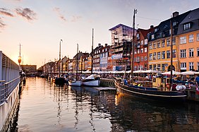 English: Sunset at Nyhavn in Copenhagen, Denmark. Deutsch: Sonnenuntergang am Nyhavn in Kopenhagen, Dänemark.