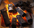 機製炭（英语：Briquette）「大鋸炭（日语：%E3%82%AA%E3%82%AC%E7%82%AD）」