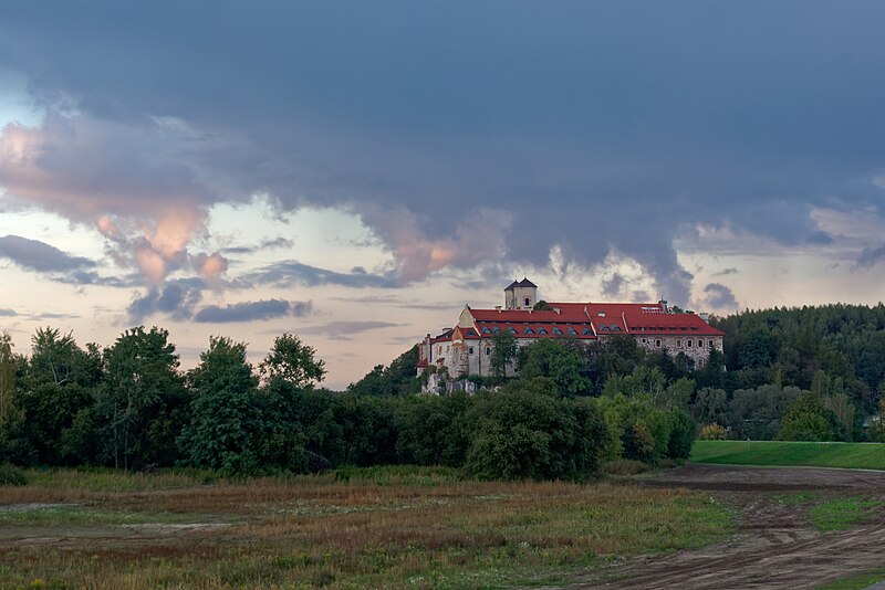 File:Opactwo w Tyńcu, Kraków, 20220920 1635.jpg