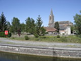 Het dorp met de kerk; op de voorgrond: het Samber-Oisekanaal