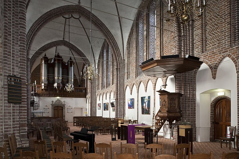 File:Overzicht van het interieur met preekstoel en orgel, naar het noorddwesten gezien - Winschoten - 20416428 - RCE.jpg