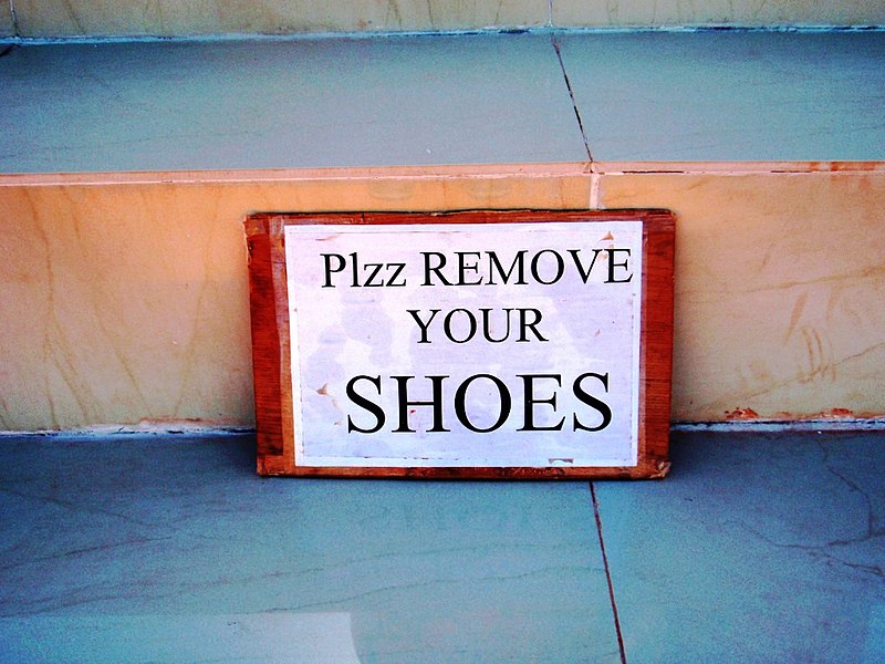 File:PLZZ REMOVE YOUR SHOES. Sign at entrance to stupa. Nubra, India.jpg