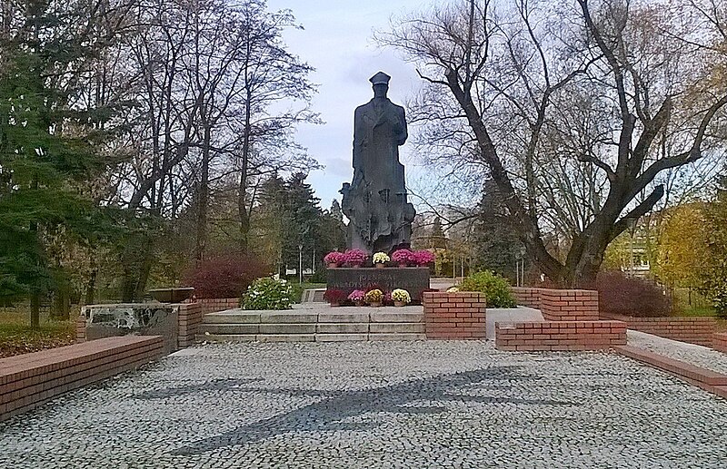 File:PL - Władysław Sikorski Monument - Rzeszów.jpg